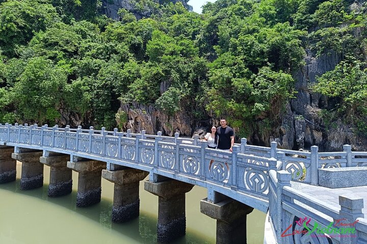 A scenic day tour of Halong Bay, Vietnam, featuring limestone karsts, emerald waters, and traditional boats, photo 49 | wizardtrip