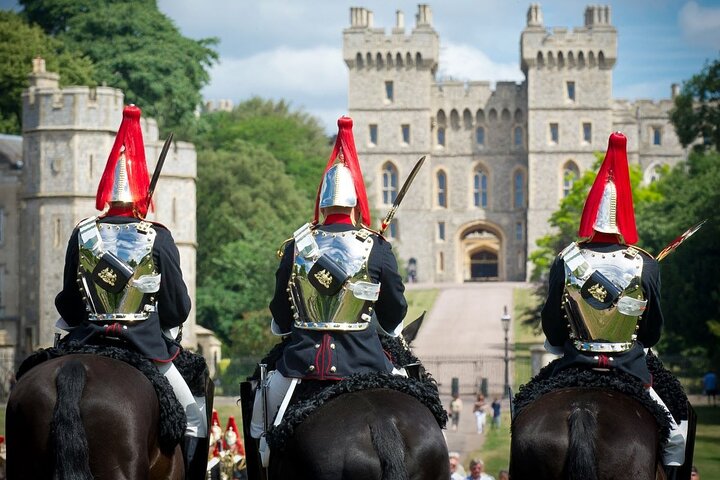 Full-day tour from London to Stonehenge and Windsor Castle, featuring ancient history and royal residences, photo 10 | wizardtrip