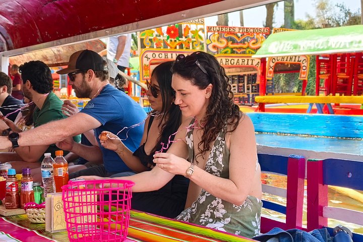 Profitez d'une excursion en bateau traditionnelle dans les anciens canaux de Xochimilco, Mexico, avec nourriture, boissons et activités culturelles, photo 14 | wizardtrip