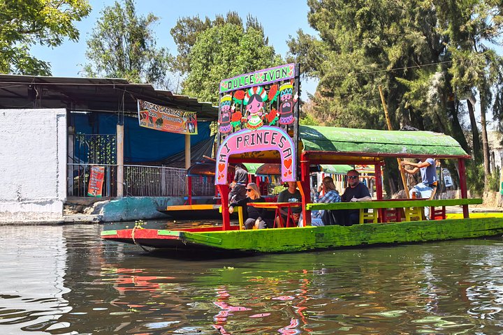 Profitez d'une excursion en bateau traditionnelle dans les anciens canaux de Xochimilco, Mexico, avec nourriture, boissons et activités culturelles, photo 18 | wizardtrip