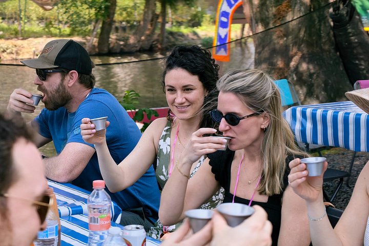 Profitez d'une excursion en bateau traditionnelle dans les anciens canaux de Xochimilco, Mexico, avec nourriture, boissons et activités culturelles, photo 41 | wizardtrip