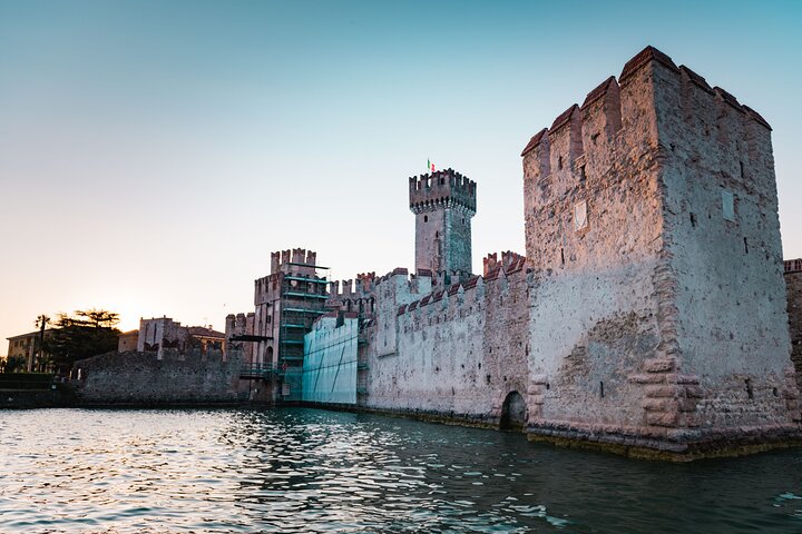 Naturskön båttur runt Sirmionehalvön vid Gardasjön, Italien, som visar historiska platser och naturlig skönhet, foto 19 | wizardtrip