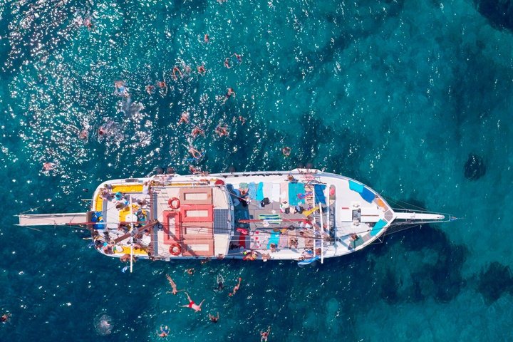 Een houten bootcruise langs Griekse eilanden, met zwemmen en dolfijnen spotten, foto 11 | wizardtrip