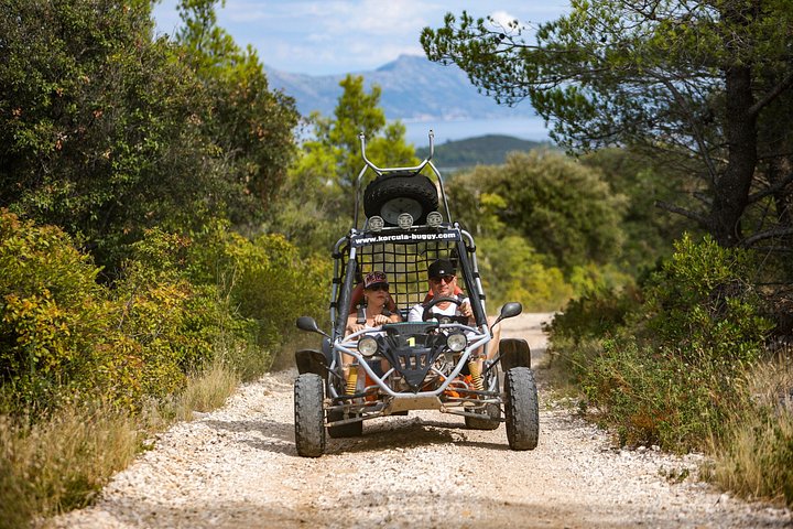 Experimente um emocionante safari buggy pelas paisagens cênicas de Korcula, desfrutando de comida e vinho locais, foto 43 | wizardtrip