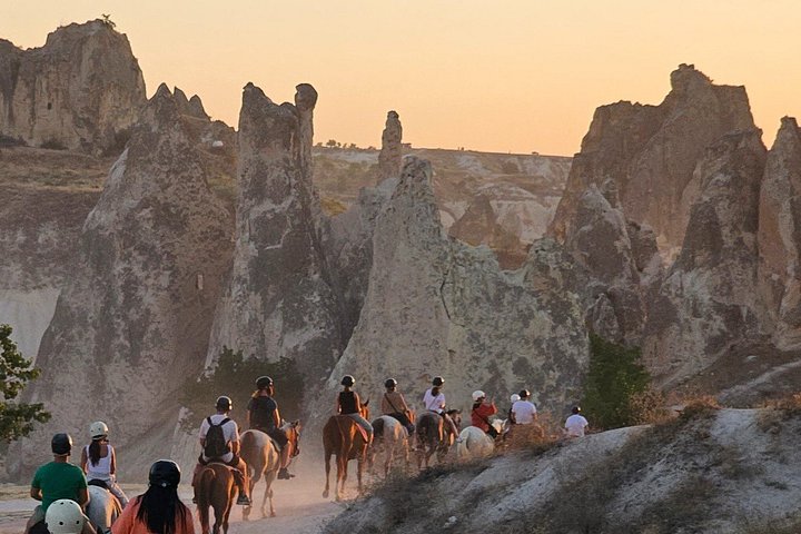Balade à cheval dans les magnifiques vallées de Cappadoce | wizardtrip