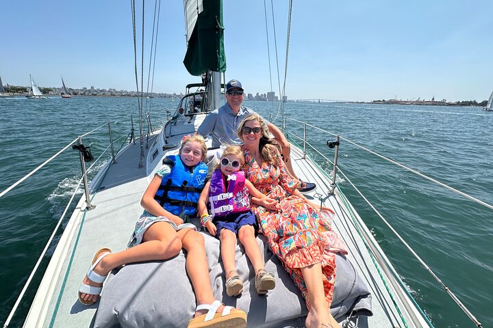 Njut av en naturskön segeltur i San Diego Bay, med utsikt över stadens silhuett och marint liv, foto 6 | wizardtrip