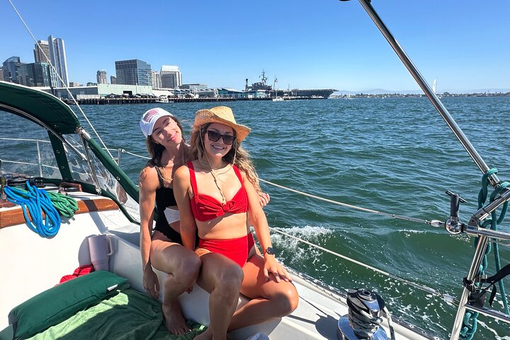 Njut av en naturskön segeltur i San Diego Bay, med utsikt över stadens silhuett och marint liv, foto 7 | wizardtrip