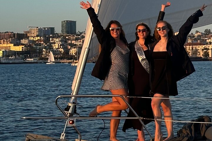Njut av en naturskön segeltur i San Diego Bay, med utsikt över stadens silhuett och marint liv, foto 12 | wizardtrip
