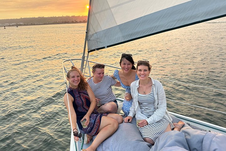 Njut av en naturskön segeltur i San Diego Bay, med utsikt över stadens silhuett och marint liv, foto 15 | wizardtrip