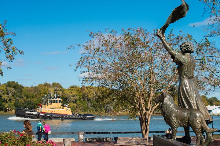 Historic trolley tour of Savannah, Georgia, showcasing landmarks and city sights, photo 11 | wizardtrip