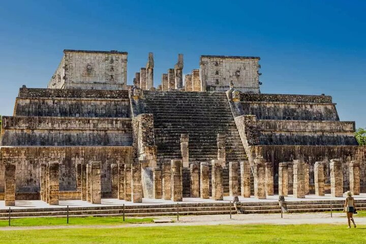 Excursión de un día desde Mérida a Chichén Itzá, Cenote Ik Kil e Izamal, mostrando ruinas mayas, nado en cenote y arquitectura colonial, foto 6 | wizardtrip