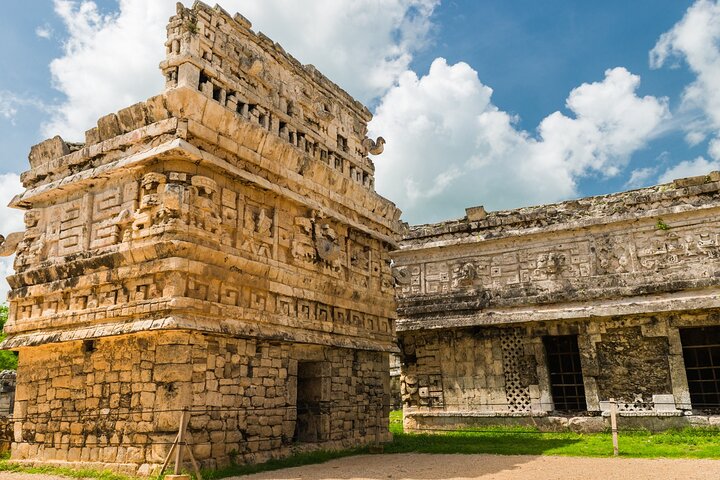 Excursión de un día desde Mérida a Chichén Itzá, Cenote Ik Kil e Izamal, mostrando ruinas mayas, nado en cenote y arquitectura colonial, foto 7 | wizardtrip