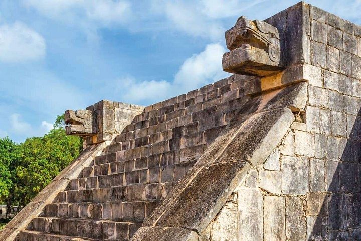 Excursión de un día desde Mérida a Chichén Itzá, Cenote Ik Kil e Izamal, mostrando ruinas mayas, nado en cenote y arquitectura colonial, foto 8 | wizardtrip