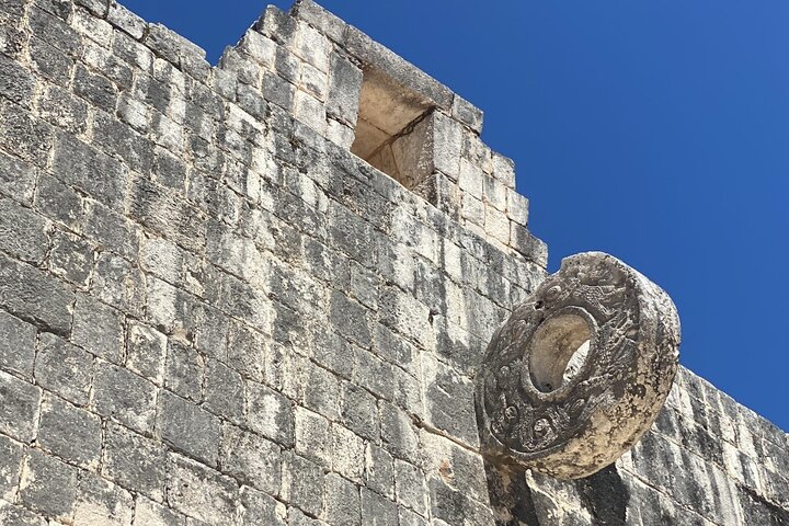 Excursión de un día desde Mérida a Chichén Itzá, Cenote Ik Kil e Izamal, mostrando ruinas mayas, nado en cenote y arquitectura colonial, foto 9 | wizardtrip