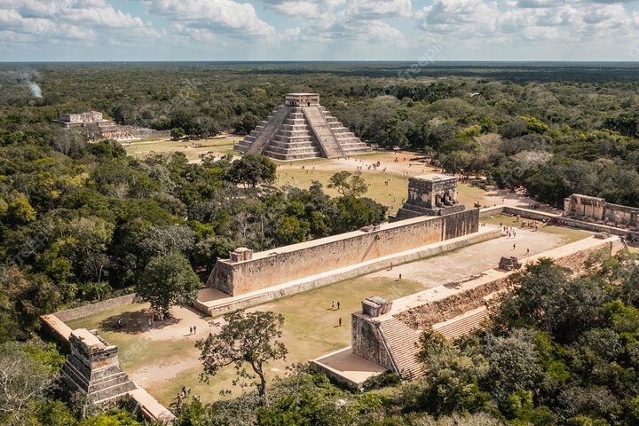 Excursión de un día desde Mérida a Chichén Itzá, Cenote Ik Kil e Izamal, mostrando ruinas mayas, nado en cenote y arquitectura colonial, foto 10 | wizardtrip