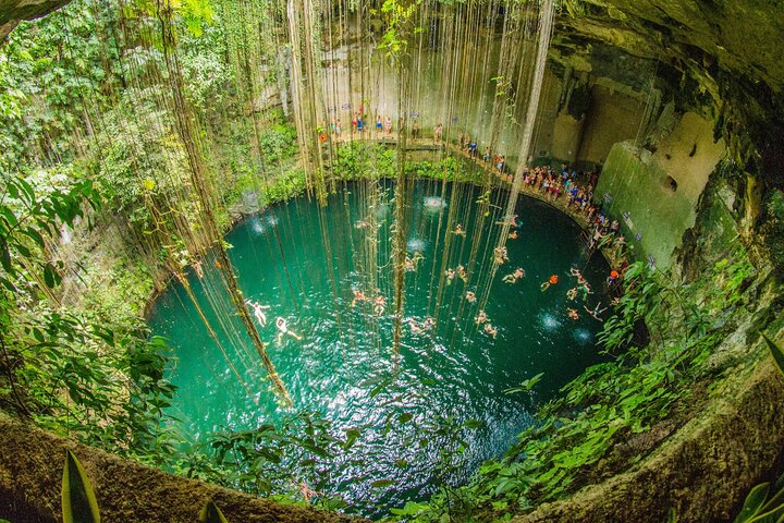 Excursión de un día desde Mérida a Chichén Itzá, Cenote Ik Kil e Izamal, mostrando ruinas mayas, nado en cenote y arquitectura colonial, foto 11 | wizardtrip
