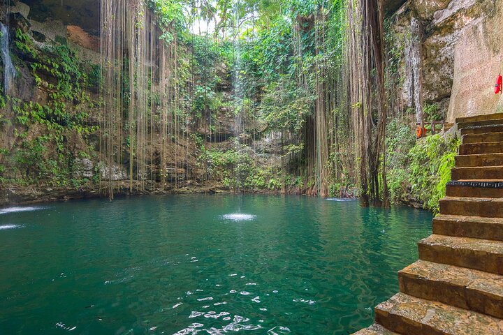 Excursión de un día desde Mérida a Chichén Itzá, Cenote Ik Kil e Izamal, mostrando ruinas mayas, nado en cenote y arquitectura colonial, foto 12 | wizardtrip