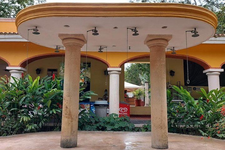Excursión de un día desde Mérida a Chichén Itzá, Cenote Ik Kil e Izamal, mostrando ruinas mayas, nado en cenote y arquitectura colonial, foto 13 | wizardtrip