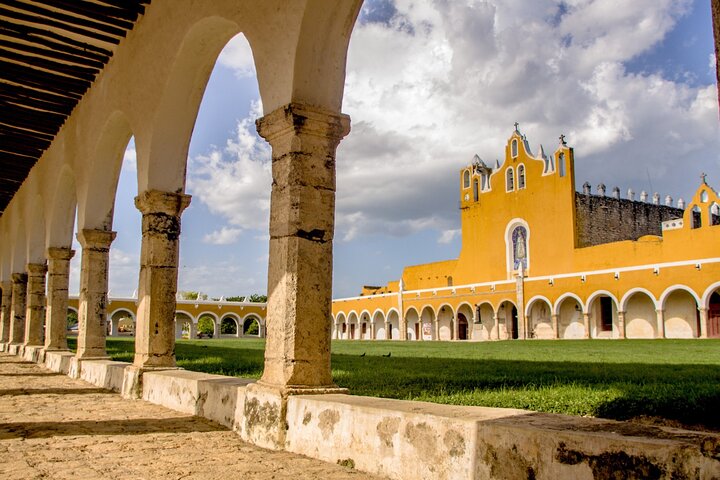 Excursión de un día desde Mérida a Chichén Itzá, Cenote Ik Kil e Izamal, mostrando ruinas mayas, nado en cenote y arquitectura colonial, foto 21 | wizardtrip