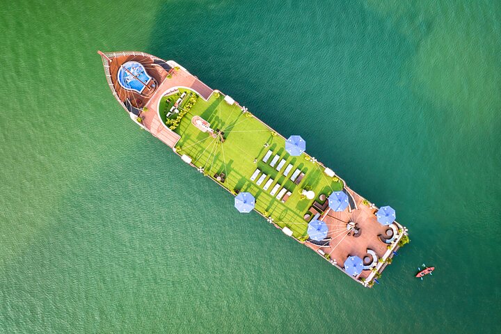 Lujoso crucero nocturno en la Bahía de Halong, Vietnam, con karsts de piedra caliza y aguas esmeralda, foto 15 | wizardtrip