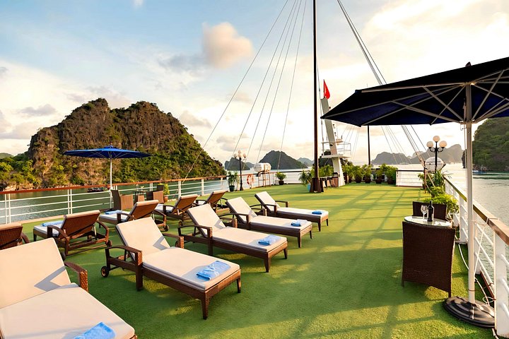Lujoso crucero nocturno en la Bahía de Halong, Vietnam, con karsts de piedra caliza y aguas esmeralda, foto 16 | wizardtrip