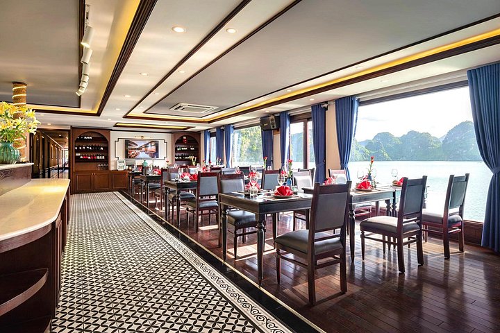 Lujoso crucero nocturno en la Bahía de Halong, Vietnam, con karsts de piedra caliza y aguas esmeralda, foto 17 | wizardtrip