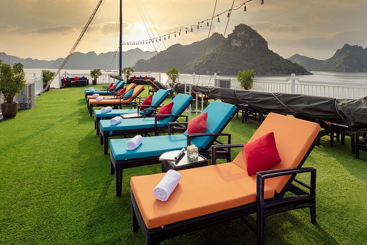 Lujoso crucero nocturno en la Bahía de Halong, Vietnam, con karsts de piedra caliza y aguas esmeralda, foto 20 | wizardtrip