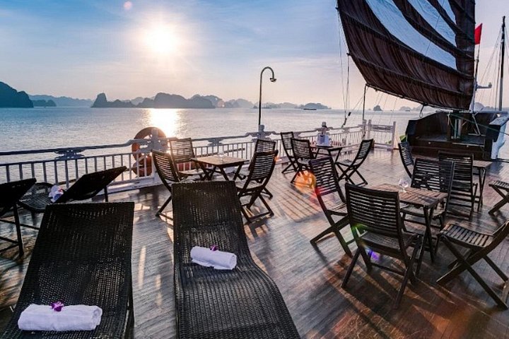 Lujoso crucero nocturno en la Bahía de Halong, Vietnam, con karsts de piedra caliza y aguas esmeralda, foto 22 | wizardtrip