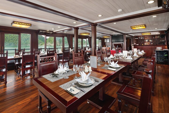 Lujoso crucero nocturno en la Bahía de Halong, Vietnam, con karsts de piedra caliza y aguas esmeralda, foto 23 | wizardtrip