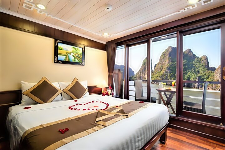 Lujoso crucero nocturno en la Bahía de Halong, Vietnam, con karsts de piedra caliza y aguas esmeralda, foto 24 | wizardtrip