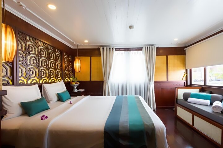 Lujoso crucero nocturno en la Bahía de Halong, Vietnam, con karsts de piedra caliza y aguas esmeralda, foto 25 | wizardtrip