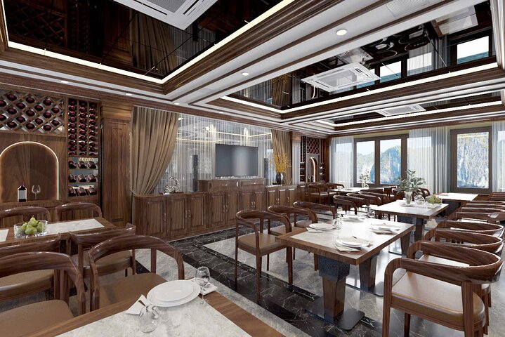 Lujoso crucero nocturno en la Bahía de Halong, Vietnam, con karsts de piedra caliza y aguas esmeralda, foto 37 | wizardtrip