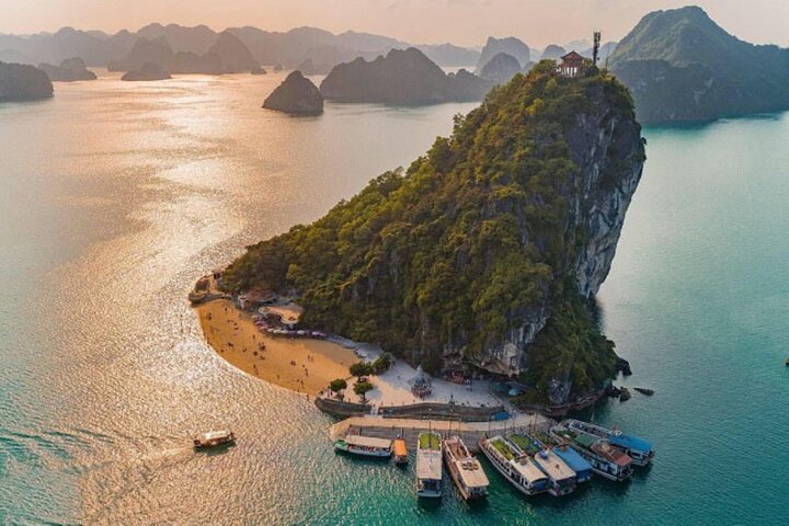 Lujoso crucero nocturno en la Bahía de Halong, Vietnam, con karsts de piedra caliza y aguas esmeralda, foto 40 | wizardtrip
