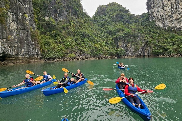 Lujoso crucero nocturno en la Bahía de Halong, Vietnam, con karsts de piedra caliza y aguas esmeralda, foto 42 | wizardtrip