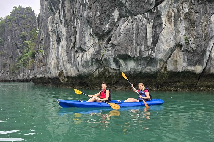 Lujoso crucero nocturno en la Bahía de Halong, Vietnam, con karsts de piedra caliza y aguas esmeralda, foto 43 | wizardtrip