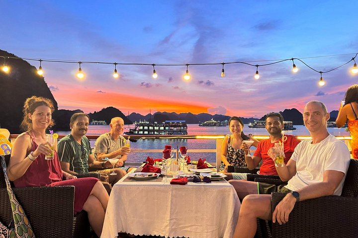 Lujoso crucero nocturno en la Bahía de Halong, Vietnam, con karsts de piedra caliza y aguas esmeralda, foto 44 | wizardtrip