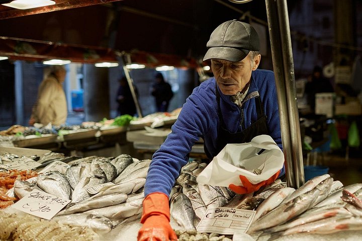 Venezianischer Koch leitet einen Kochkurs nach einer Markt-Tour in Rialto, Venedig, Foto 15 | wizardtrip