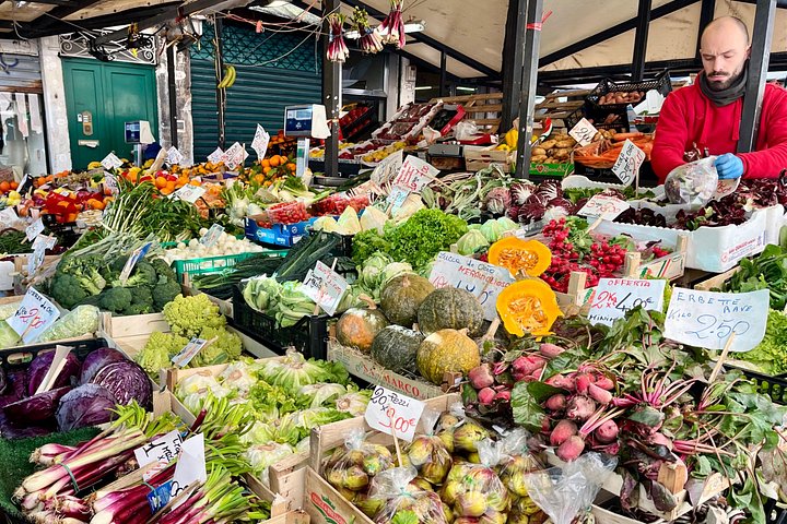 Venezianischer Koch leitet einen Kochkurs nach einer Markt-Tour in Rialto, Venedig, Foto 26 | wizardtrip
