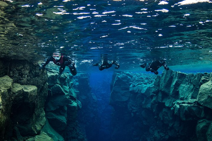 Snorkel tra placche tettoniche nella fessura di Silfra in Islanda con incredibile visibilità dell'acqua, foto 8 | wizardtrip