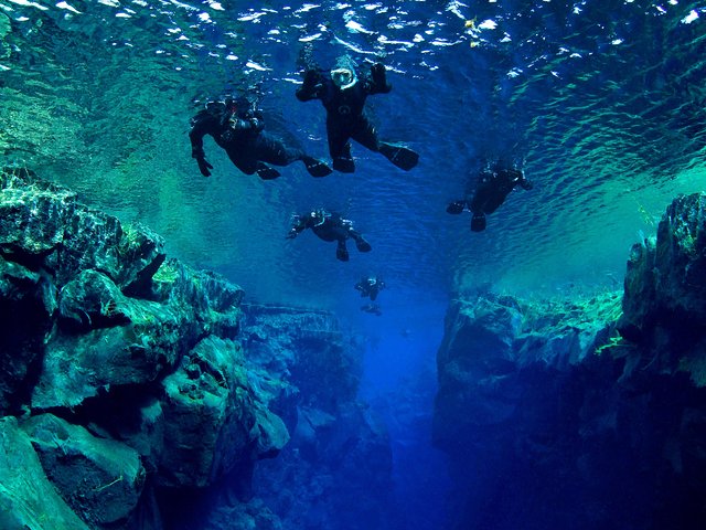 Snorkel tra placche tettoniche nella fessura di Silfra in Islanda con incredibile visibilità dell'acqua, foto 9 | wizardtrip