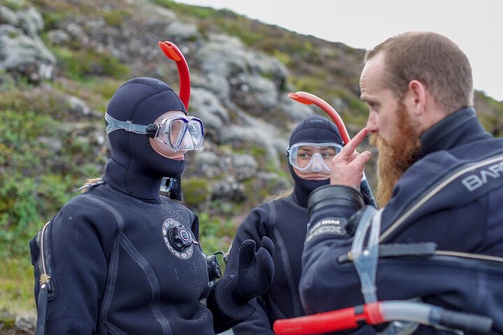 Snorkel tra placche tettoniche nella fessura di Silfra in Islanda con incredibile visibilità dell'acqua, foto 10 | wizardtrip
