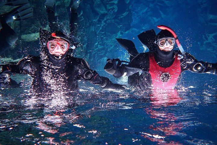 Snorkel tra placche tettoniche nella fessura di Silfra in Islanda con incredibile visibilità dell'acqua, foto 18 | wizardtrip