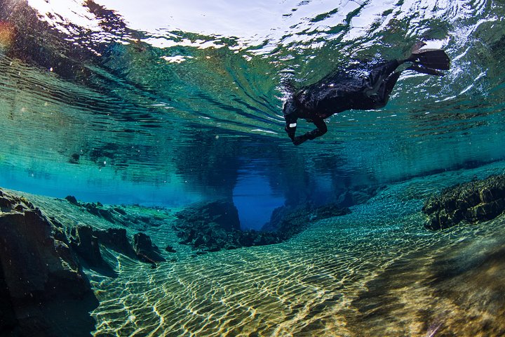アイスランドのシルフラの澄んだ水の中、大陸プレートの間をシュノーケリング、写真8 | wizardtrip