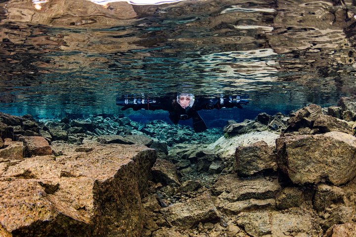 アイスランドのシルフラの澄んだ水の中、大陸プレートの間をシュノーケリング、写真9 | wizardtrip
