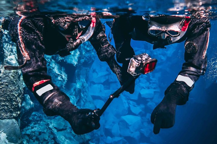 アイスランドのシルフラの澄んだ水の中、大陸プレートの間をシュノーケリング、写真12 | wizardtrip