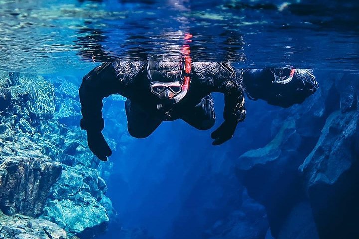 アイスランドのシルフラの澄んだ水の中、大陸プレートの間をシュノーケリング、写真13 | wizardtrip