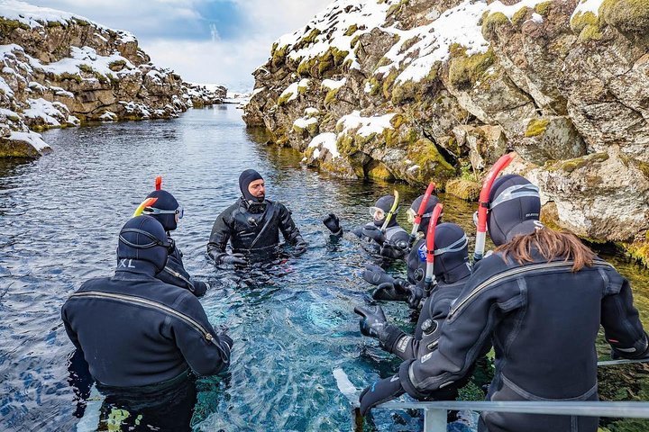 アイスランドのシルフラの澄んだ水の中、大陸プレートの間をシュノーケリング、写真15 | wizardtrip