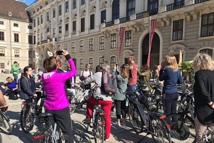 Explorez les monuments historiques et les rues charmantes de Vienne lors d'une visite guidée à vélo, photo 6 | wizardtrip