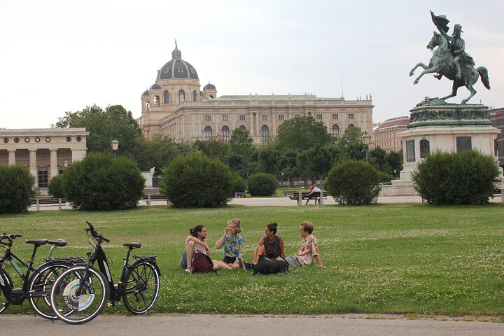 Explorez les monuments historiques et les rues charmantes de Vienne lors d'une visite guidée à vélo, photo 10 | wizardtrip