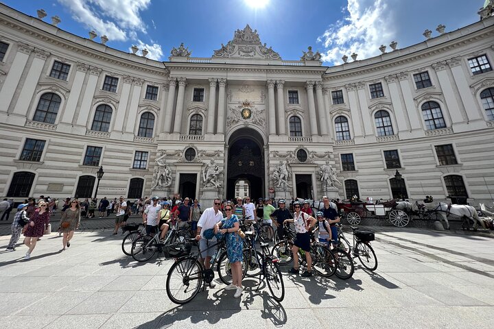 Explorez les monuments historiques et les rues charmantes de Vienne lors d'une visite guidée à vélo, photo 12 | wizardtrip